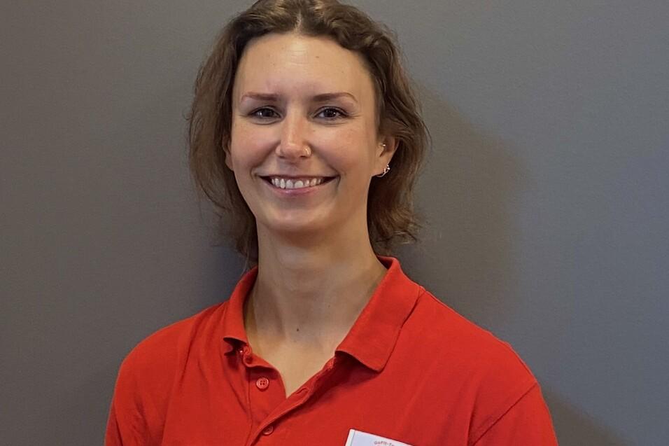 Porträt Katharina Büttner vor grauer Wand