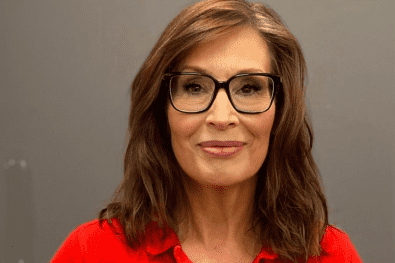 Porträt Angelika Rohn vor grauer Wand