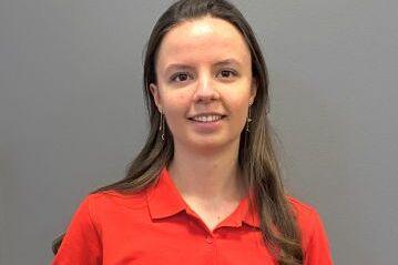 Portr&auml;t Helen Weber vor grauer Wand