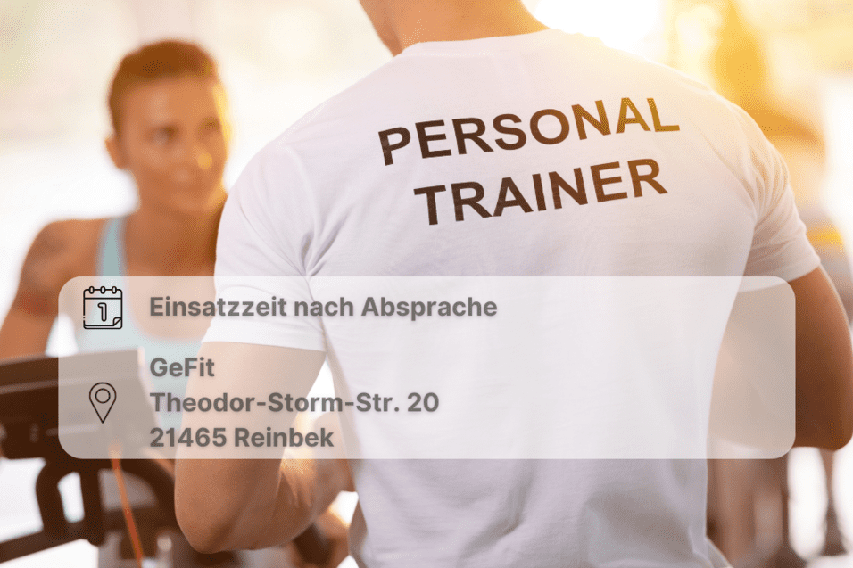 Zwei Personen im Gespräch miteinander, einer trägt auf seinem Tshirt die Bezeichnung Personal Trainer, inklusive Ortsangabe.