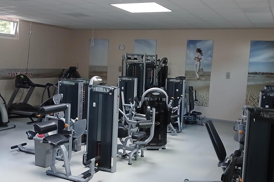 Fitnesstudio mit einigen Fitnessger&auml;ten