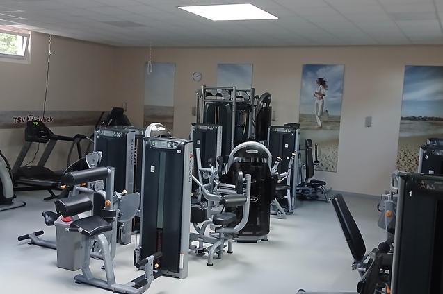 Fitnesstudio mit einigen Fitnessger&auml;ten