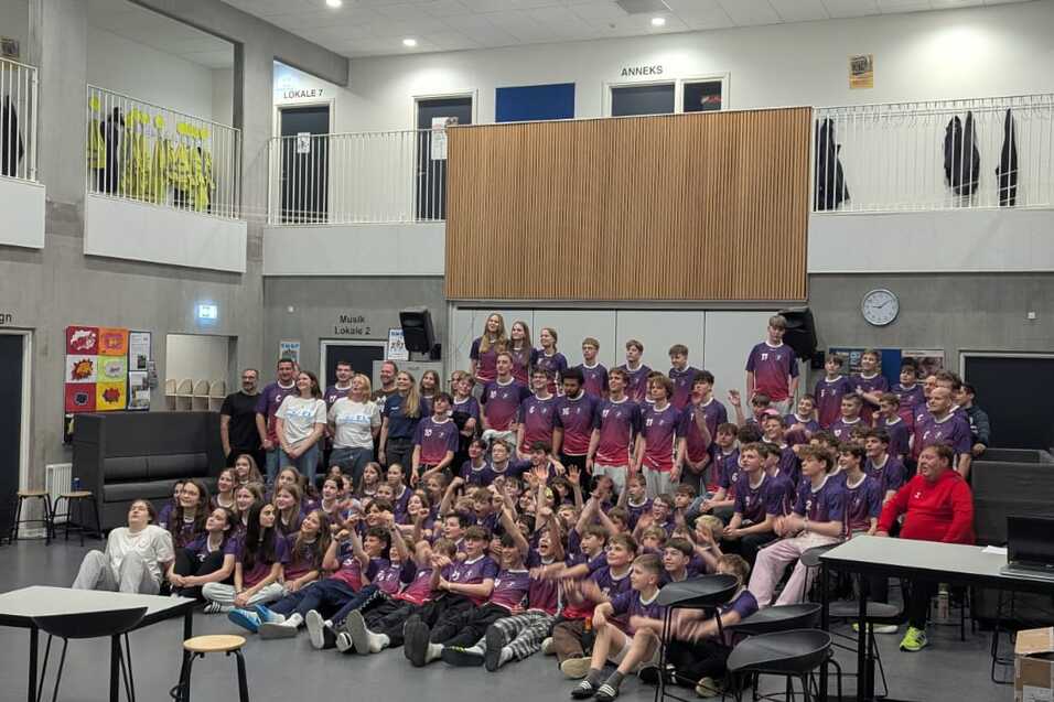 Teilnehmer Holstebro 2025 Alle Teilnehmer reihen sich zum großen Gruppenfoto im Veranstaltungsraum auf.