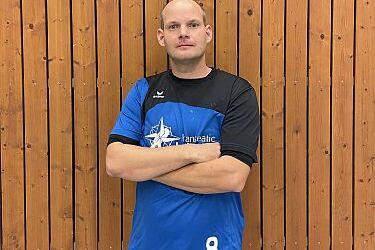 Stefan Persidok Porträt von Stefan Persidok vor einem Geräteraum.