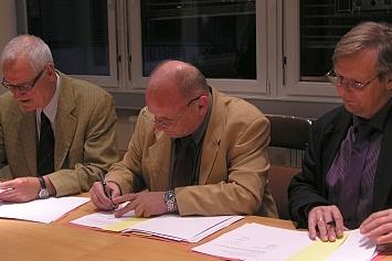 Vertragswerk wird unterschrieben Vertragswerk wird unterschrieben