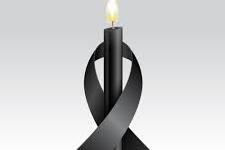 Nachruf, Schwarze brennende Kerze umschlungen von schwarzem Schleifenband