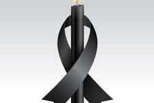 Nachruf, Schwarze brennende Kerze umschlungen von schwarzem Schleifenband