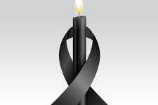 Nachruf, Schwarze brennende Kerze umschlungen von schwarzem Schleifenband