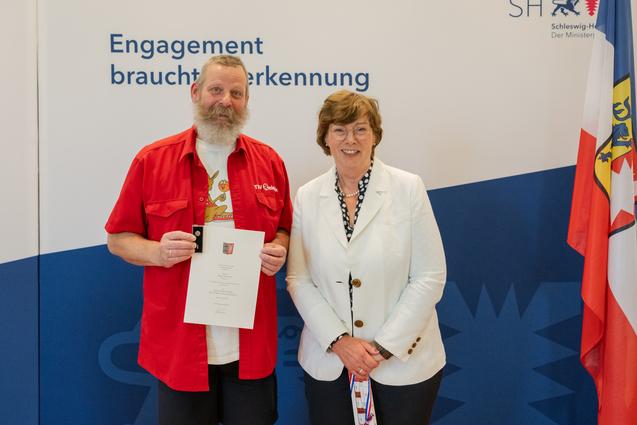 Sportministerin Frau Dr. Sabine Sütterlin-Waack zeichnet Martin Bokeloh mit der Sportverdienstnadel des Landes aus