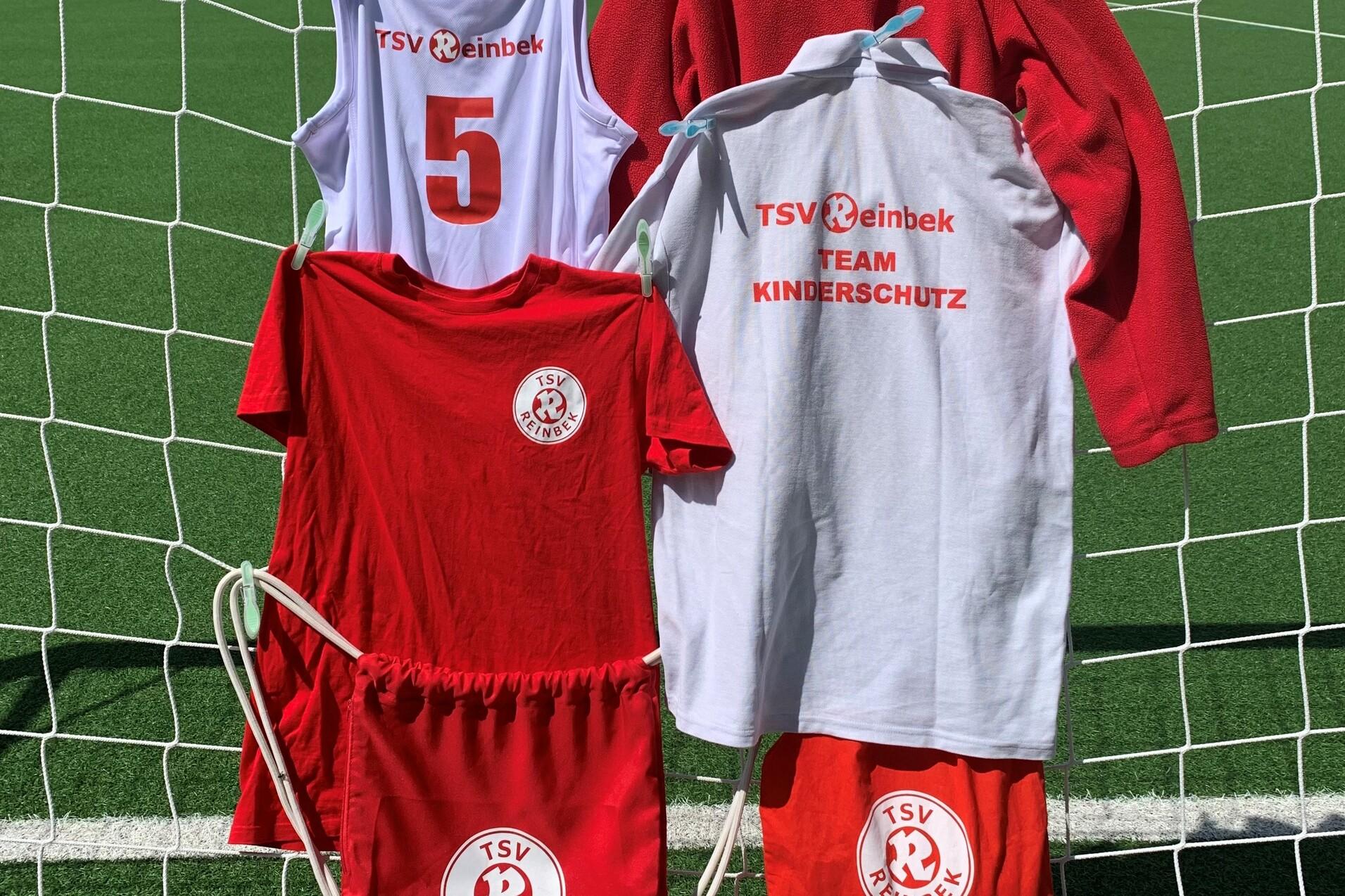 Trikottag TSV Trikots, Pullover, T-Shirts und Turnbeutel vertikal am Tornetz befestigt.