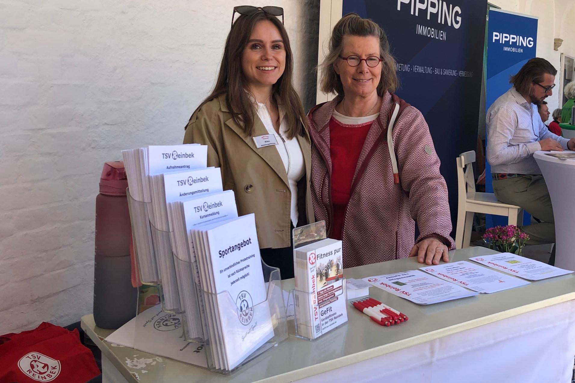 Viva Seniores Messe 2025 Alexandra und Babette präsenteren am TSV Stand gut gelaunt das vielfältige Vereinsprogramm