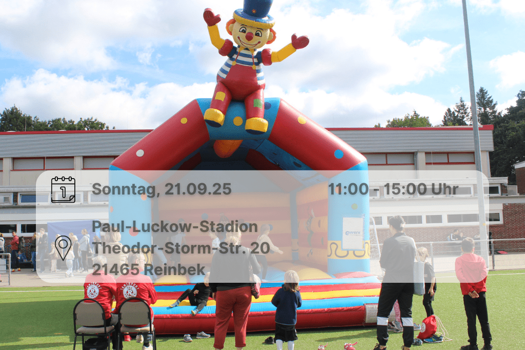 Ankündigung Sportfest 2025 Hüpfburg auf dem Kunstrasen. Davor stehen Eltern und Betreuer. Inklusive Orts- und Datumsangabe