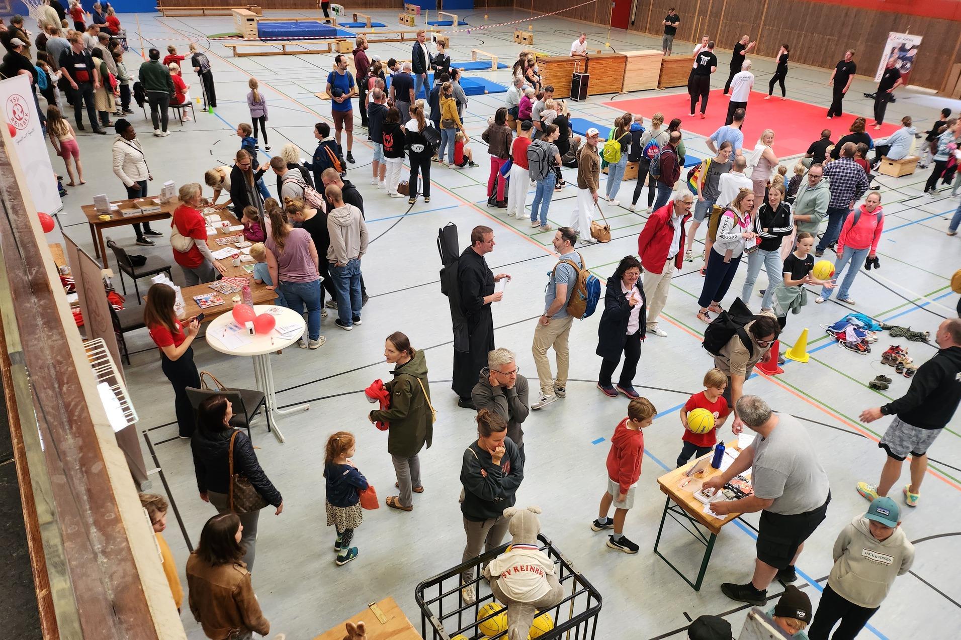 Reinbeker Sportfest 2025 Überblick über alle Aufbauten und Besucherströme in der Uwe-Plog-Halle