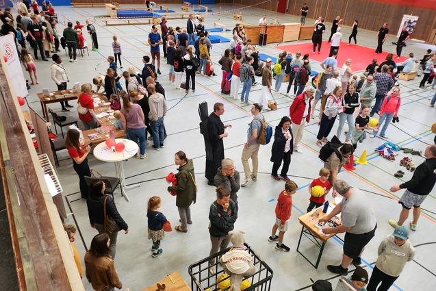 &Uuml;berblick &uuml;ber alle Aufbauten und Besucherstr&ouml;me in der Uwe-Plog-Halle