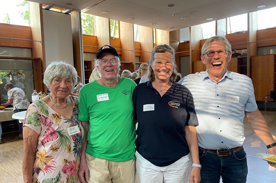 Gruppenfoto von 4 glücklichen Personen im Jürgen-Rickertsen-Haus