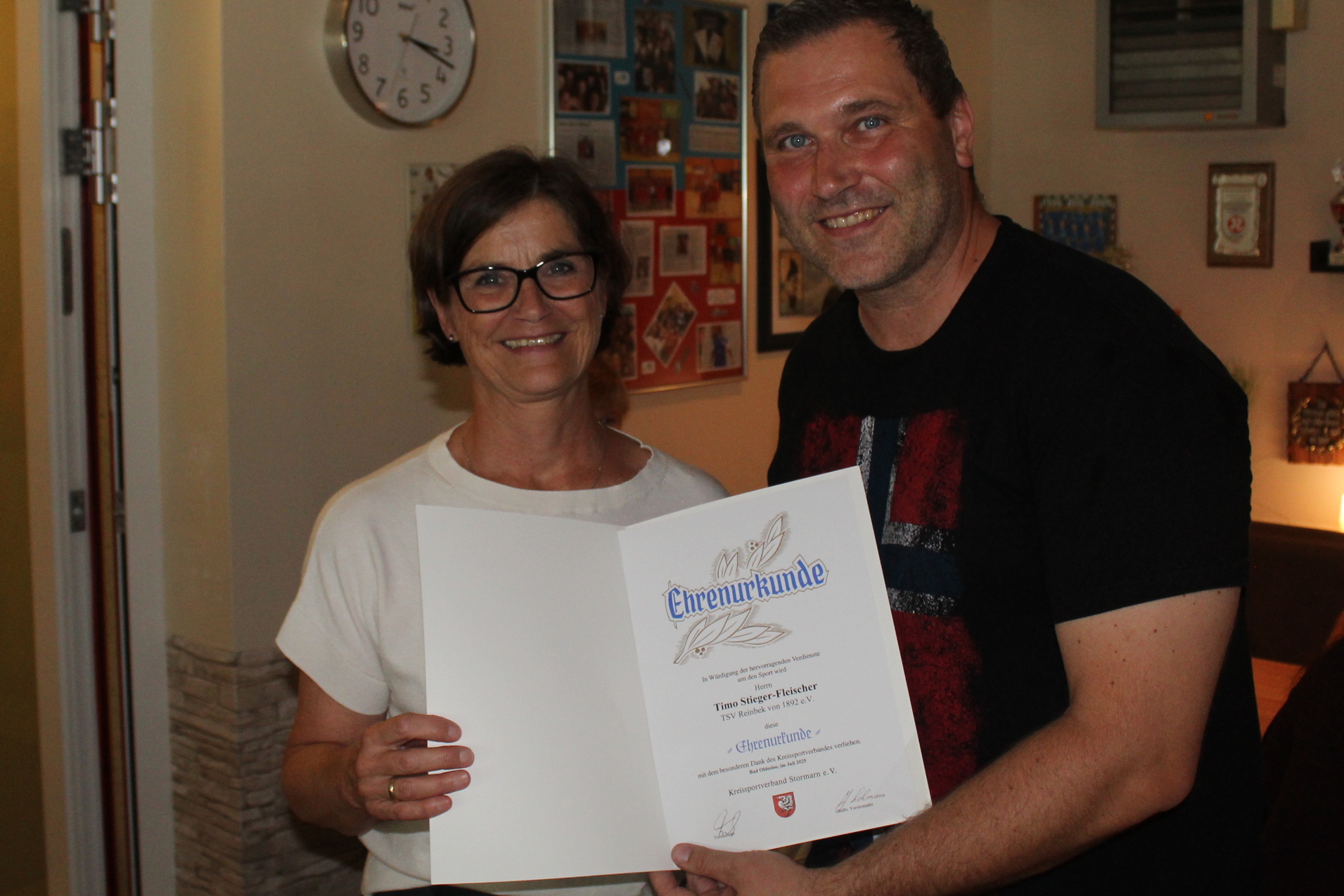 Die Geschäftsführerin des Kreissportverbandes Stormarn überreicht unserem Abteilungsleiter Karate Timo Stieger-Fleischer die Ehrenurkunde im Clubhaus.