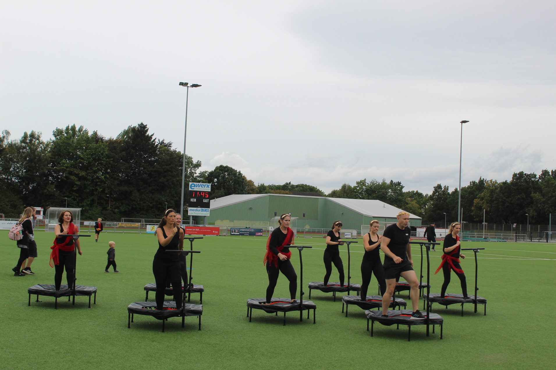 Die Trampolin-Fitness Gruppe bei einer Aufführung auf dem Kunstrasenplatz.
