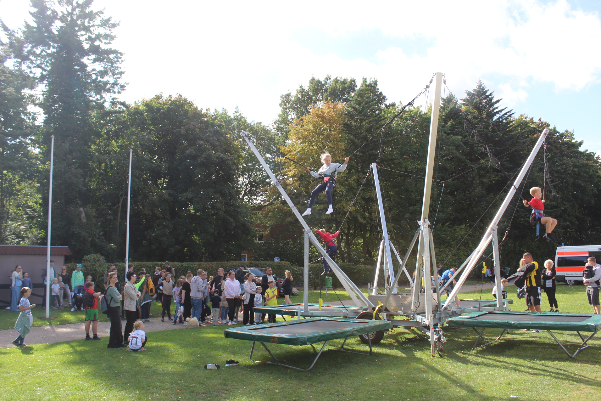 Kinder springen auf dem Bungee-Trampolin in luftige Höhen.