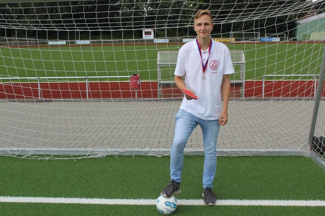 FSJ in der TSV Daniel Wulf (ehemaliger FSJler) steht im Fußballtor mit Tischtennisschläger in der Hand