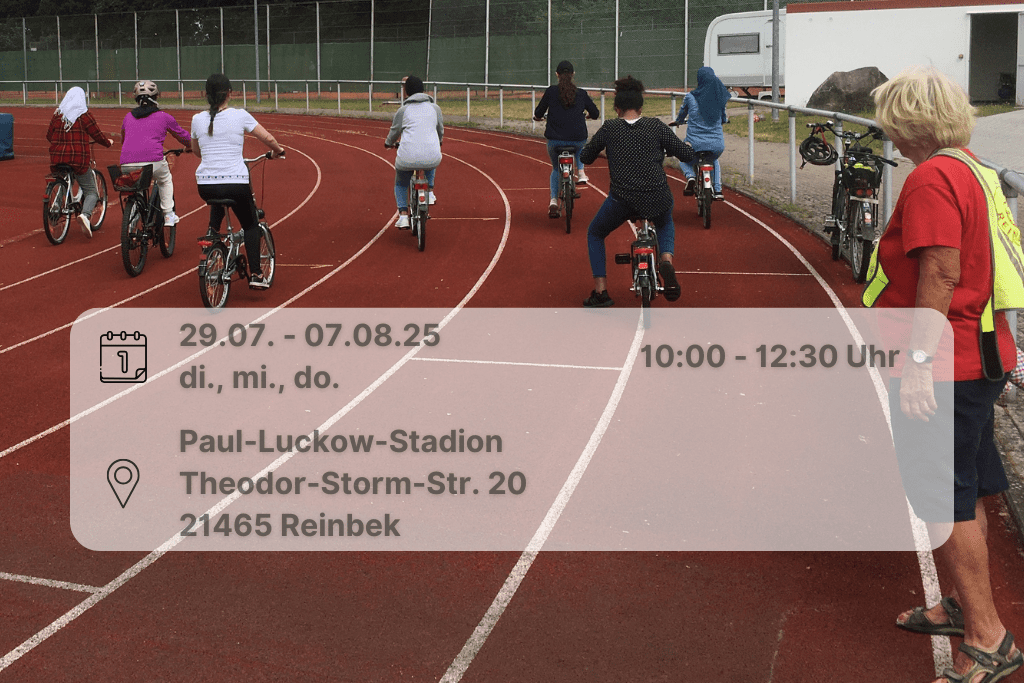 Radfahren lernen für Frauen Frauen fahren Fahrrad auf Tartanbahn. Dame in gelber Weste guckt dabei zu. Inklusive Orts- und Datumsangabe