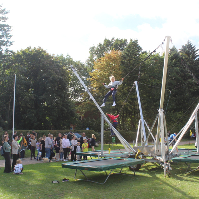 Kinder springen auf dem Bungee-Trampolin in luftige Höhen.