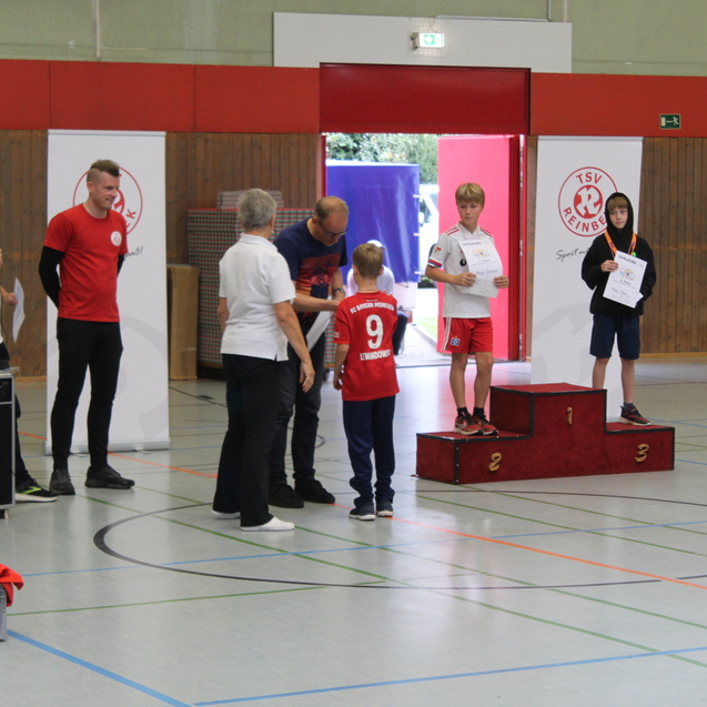 Der TSV Vorstand und Bürgermeister Warmer bei der Siegerehrung der Kinderolympiade.