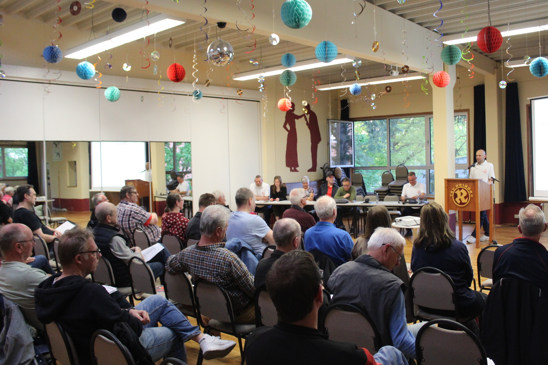 Die versammelten Delegierten hören eine Rede des 1. Vorsitzenden