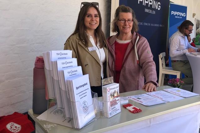 Alexandra und Babette pr&auml;senteren am TSV Stand gut gelaunt das vielf&auml;ltige Vereinsprogramm