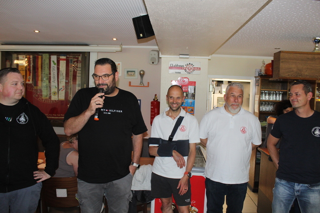 Die drei Vorsitzenden der Kraken Stormarn Hilft e.V. &uuml;bergeben unseren ersten beiden Vorsitzenden mit einem Vortrag die gesammelten Spenden f&uuml;r das Projekt Kids in die Clubs Reinbek