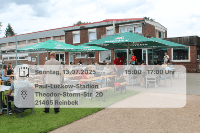 Personen sitzen auf gr&uuml;ner Wiese auf Bierb&auml;nken. Enth&auml;lt Orts- und Datumsangabe