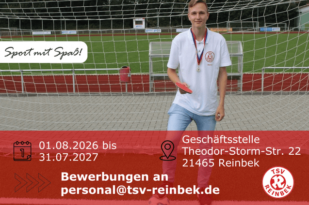 Daniel Wulf (ehemaliger FSJler) steht im Fußballtor mit Tischtennisschläger in der Hand. Bild enthält Orts- und Datumsangabe