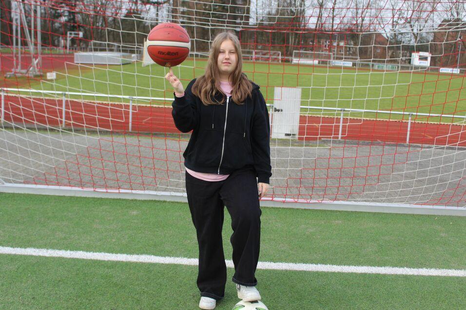 Emily Gladiator Emily Gladiator steht im Fußballtor und jongliert einen Basketball auf dem Finger