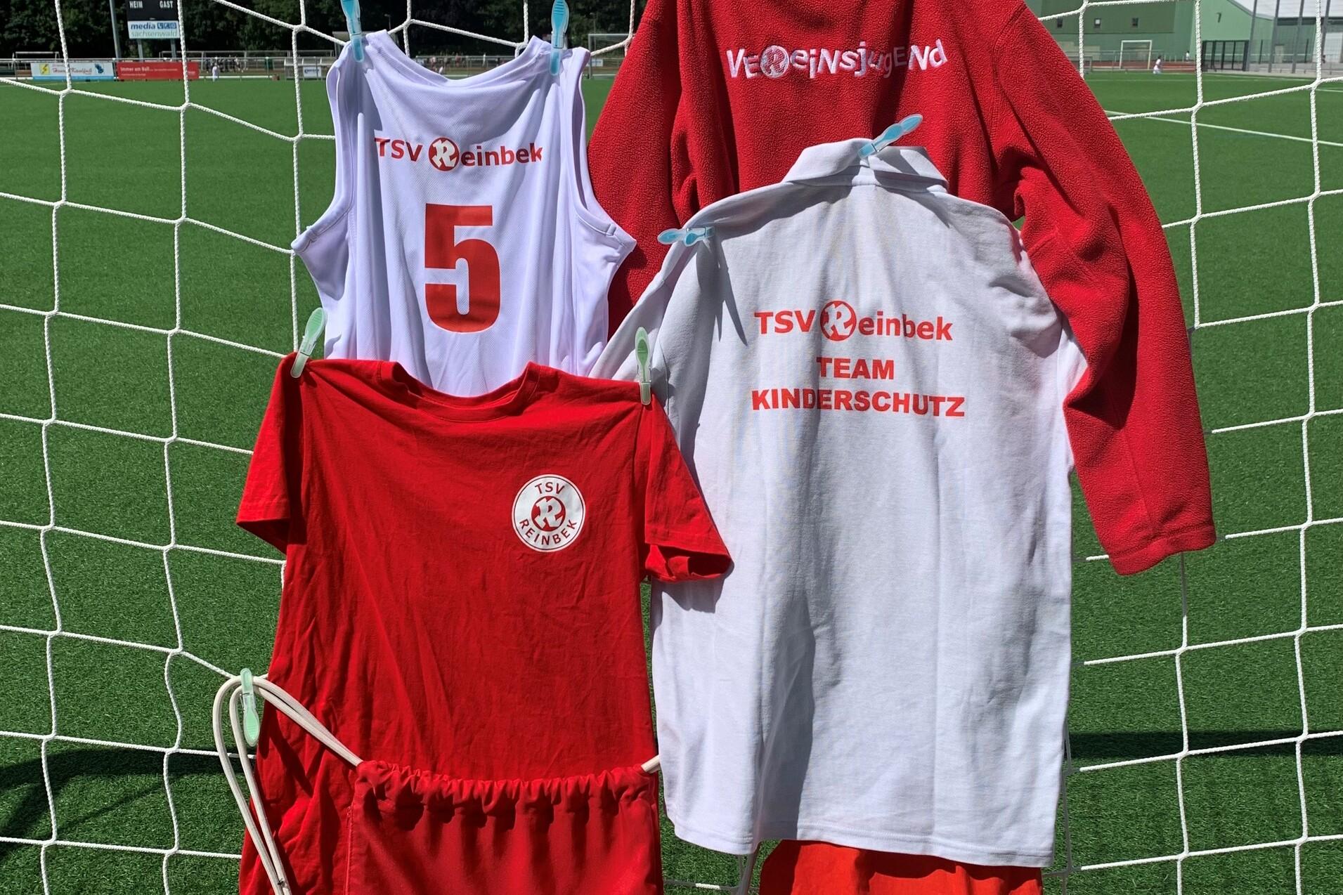 Trikots und Turnbeutel der TSV Reinbek h&auml;ngen im Netz eines Fu&szlig;balltores