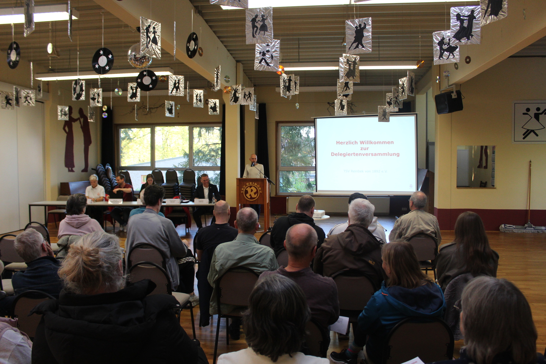 Sebastian David halt am Rednerpult die Er&ouml;ffnungsrede und blickt dabei in die Runde der Delegierten.