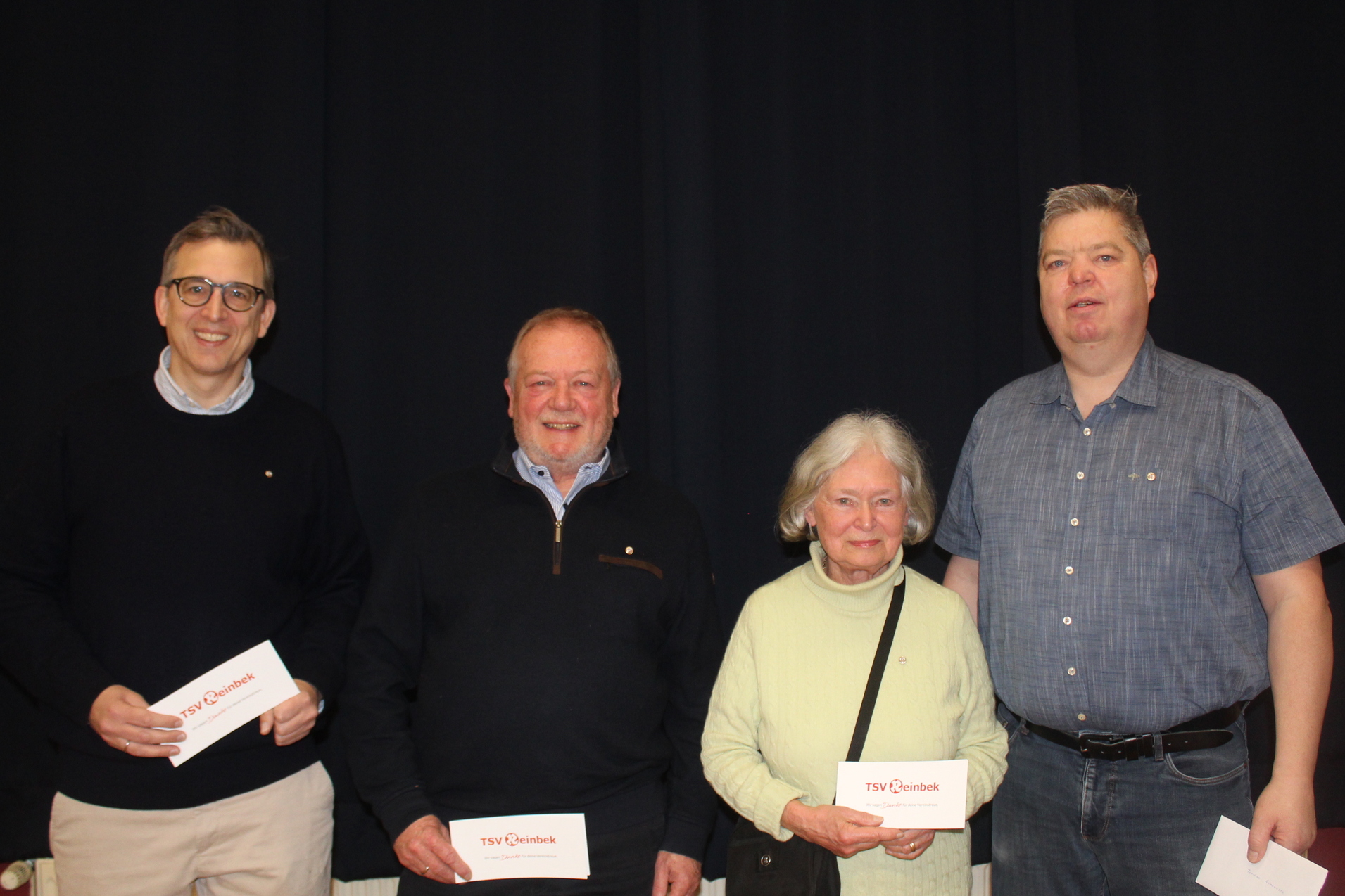 Sven Tiburg, Manfred Budziszewski, Hella Polland und Thomas Antonczyk werden als verdiente MItglieder f&uuml;r 25 bzw. 50 J&auml;hrige Mitgliedschaft ausgezeichnet