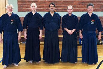 5 Männer in schwarzen Iaidoanzügen stehen nebeneinander