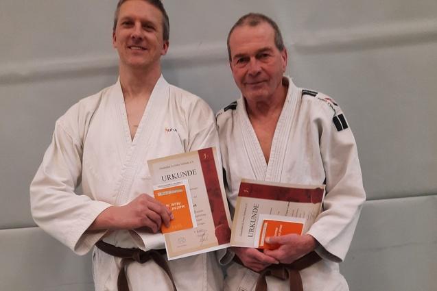 Foto von Oliver Brall und Michael Rademacher da Costa Cabral mit Urkunden in der Hand