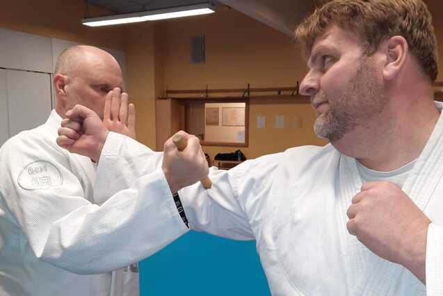 Nahaufnahme zweier Ju-Jutsu K&auml;mpfer, mit der Faust am jewils anderen Gesicht