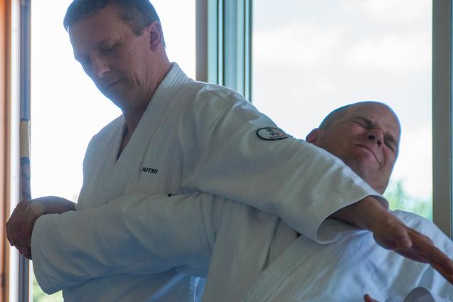 Oliver Brall bekämpft seinen Kampfpartner, indem er den Gegner mitdem Ellenbogen an der Schläfe zurückdrängt