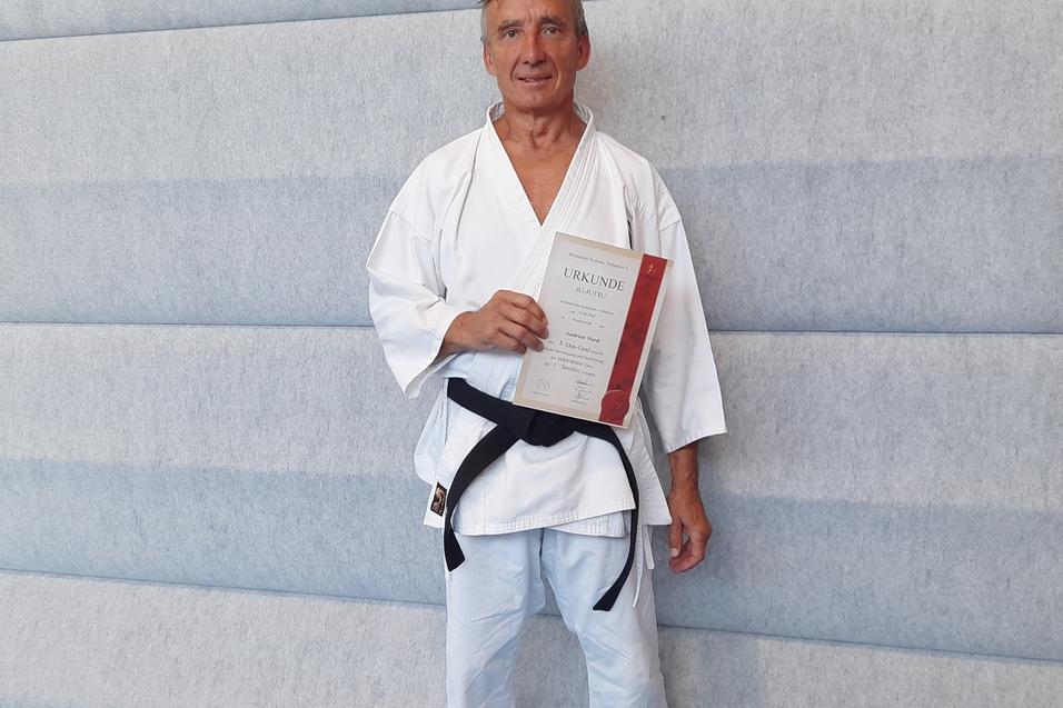 Andreas Nord Andreas Nord in Ju-Jutsu Kleidung präsentiert Andreas Nord die Urkunde zum 2. Dan