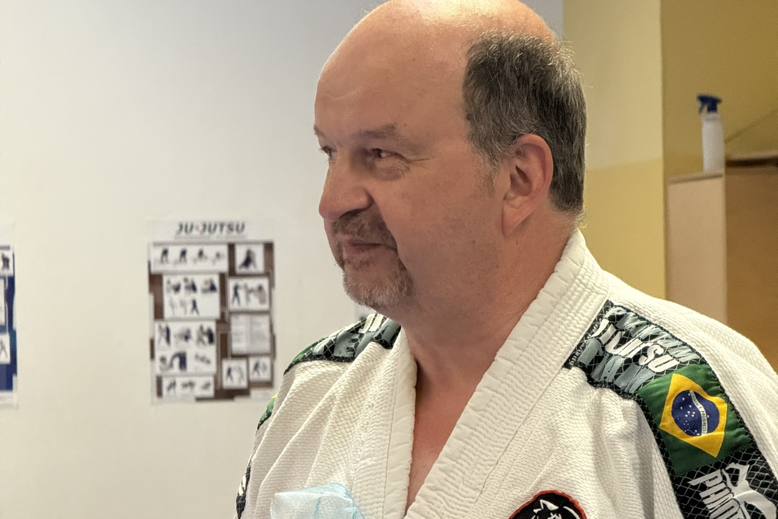 Nahaufnahme von Thorsten Wießner mit Konzergutschein als Abschiedsgeschenk in der linken Hand.