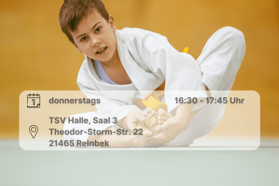 Judo Kind Junge in Judoanzug sitzt auf dem Boden in einer Art Schneidersitz. Ort und Datum sind intergriert.