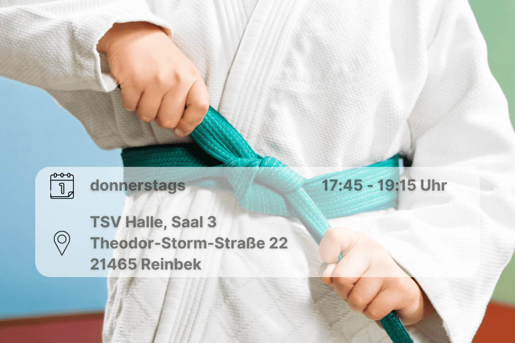 Judo Basis Oberkörper bis zu den Schultern. Kind trägt Judoanzug mit grünem Gürtel, den es zusammenzieht. Ort und Zeit sind integriert