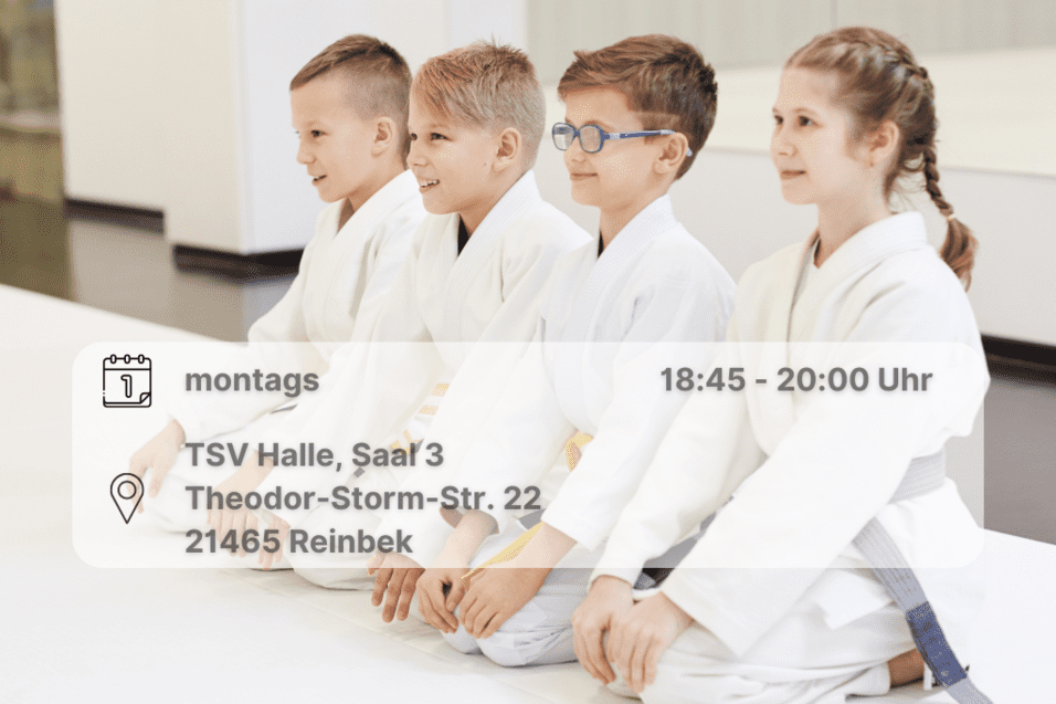 Judo Technik ab 12 Jahre Vier Kinder knien in Judoanzügen nebeneinander. Ort und Zeit sind integriert.