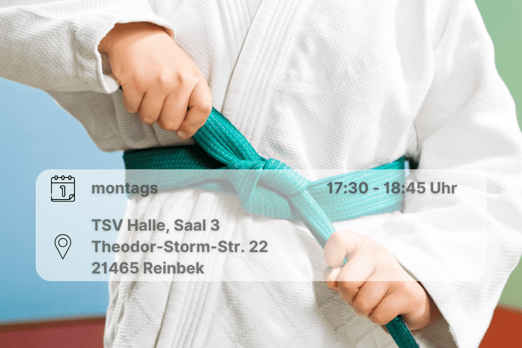 Judo grüner Gürtel Oberkörper bis zu den Schultern. Kind trägt Judoanzug mit grünem Gürtel, den es zusammenzieht. Ort und Zeit sind integriert