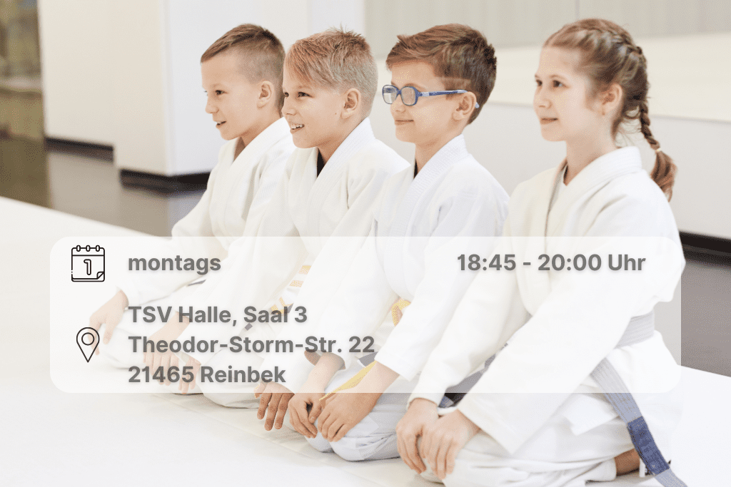 Judo Technik ab 12 Jahre Vier Kinder knien in Judoanzügen nebeneinander. Ort und Zeit sind integriert.