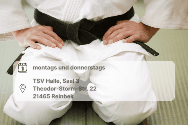 Judokämpfer kniet in Judoanzug auf der Judomatte, inklusive Orts- und Datumsangabe