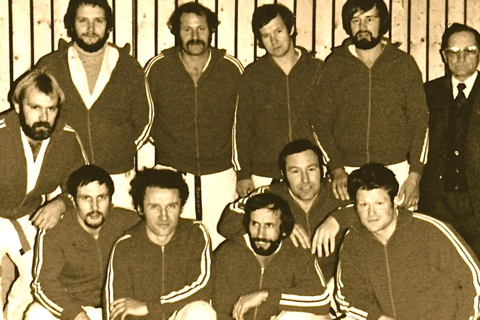 50 Jahre Judo Gruppenbild mehrerer Sportler in Trainingsanzügen.