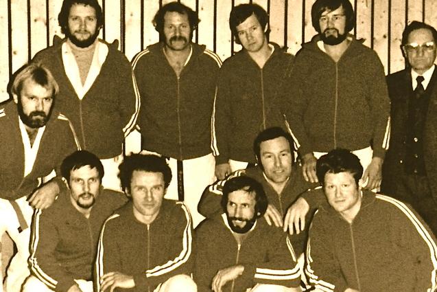 Gruppenbild mehrerer Sportler in Trainingsanzügen.