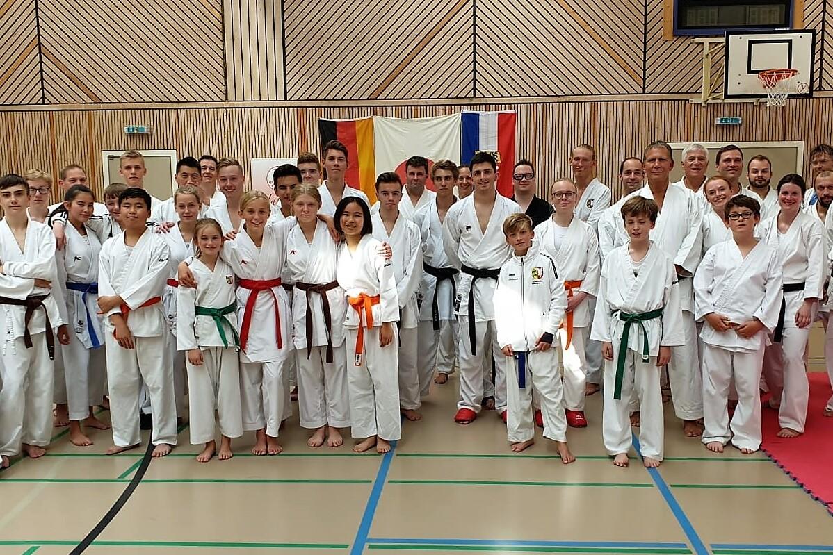 Karate Erfolgsgeschichte Gruppenbild der KaratekämpferInnen